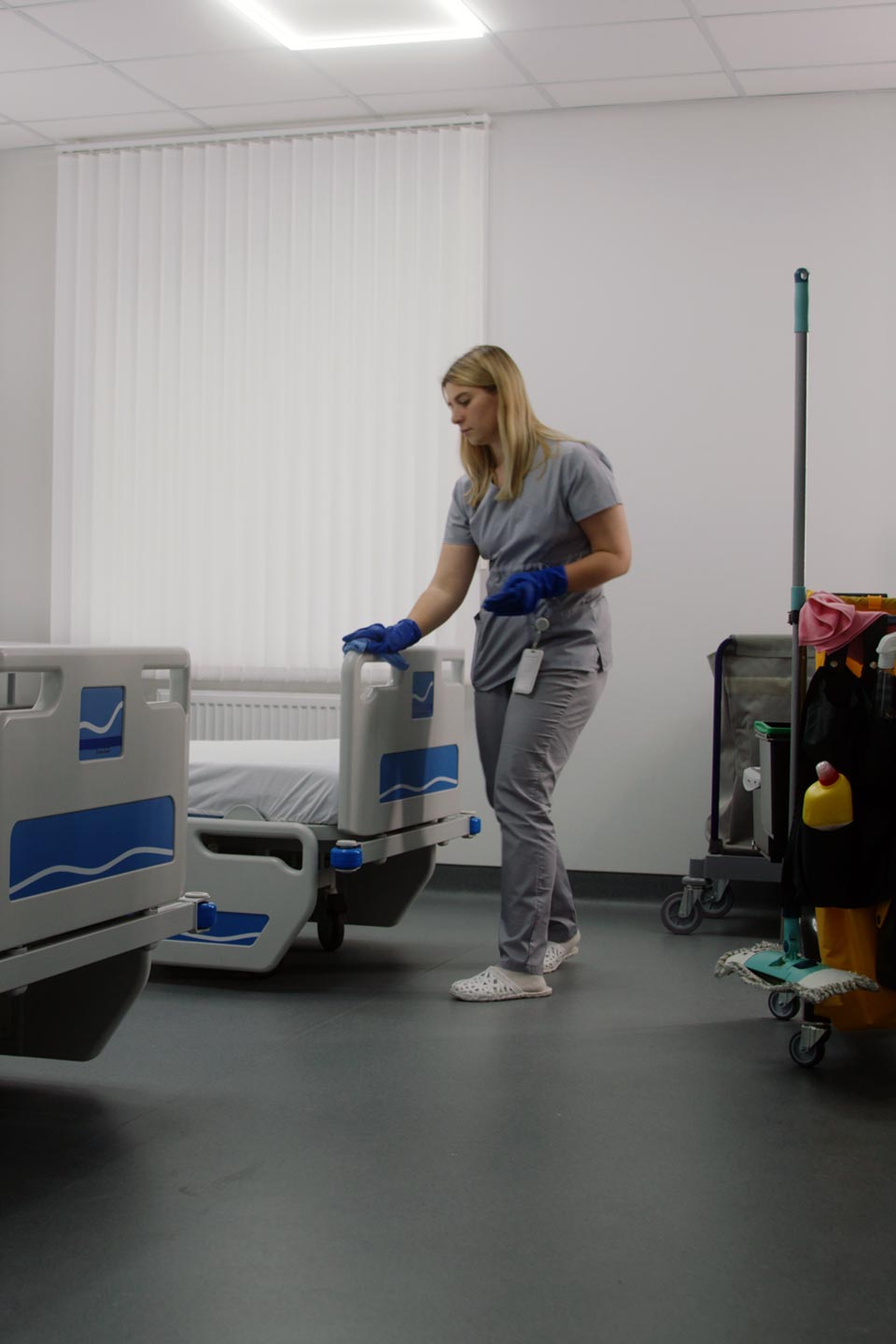 Medical-Offices-Cleaning-Company-in-Dayton-–-cleaning-technician-disinfecting-exam-room-surfaces
